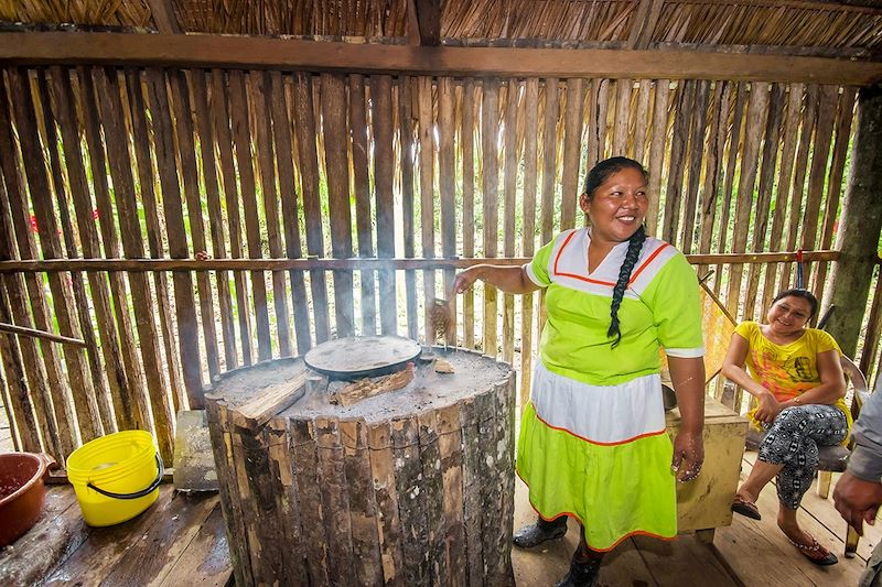 Préparation de casabe chez une femme Siona - Cuyabeno - Equateur