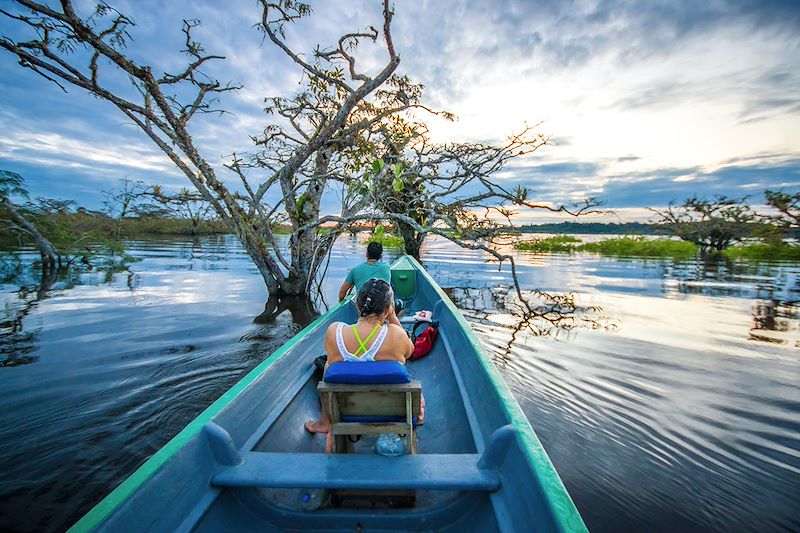 Pirogue dans la Réserve de Cuyabeno - Équateur