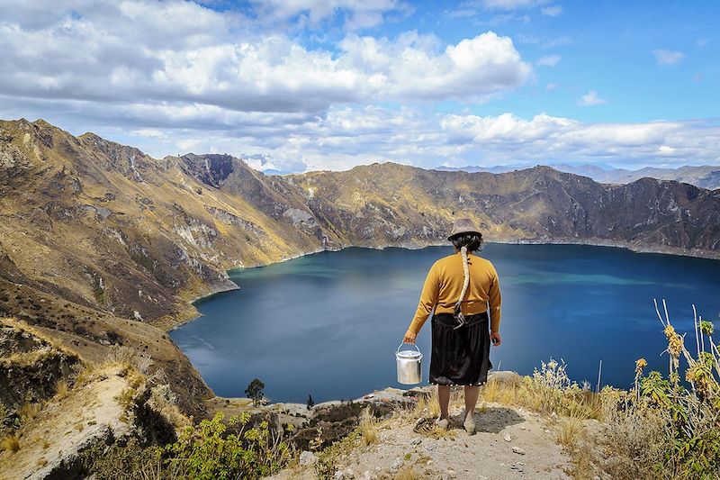 Femme au cratère du Quilotoa - Equateur