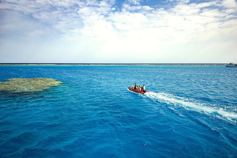 Bateau dans le lagon de Sataya - Égypte