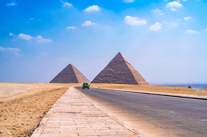 Route menant aux pyramides de Gizeh - Égypte
