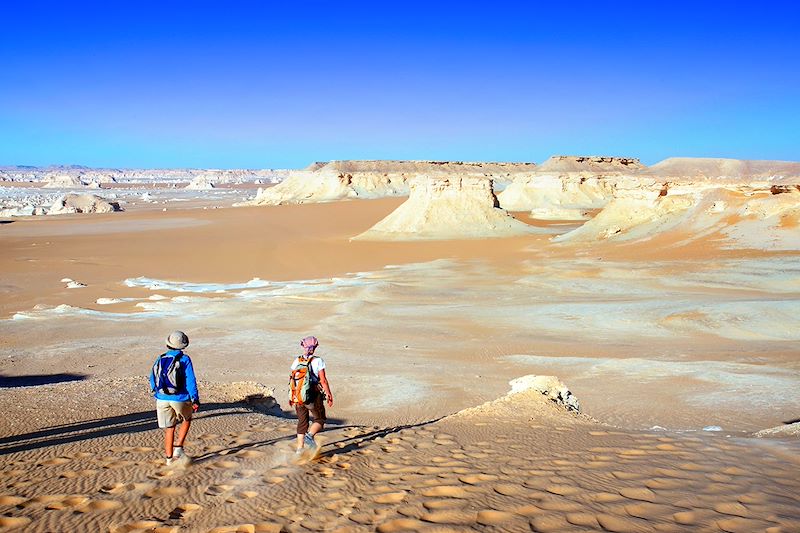 Randonneurs marchant vers la Grande vallée des champignons - Désert blanc - Égypte