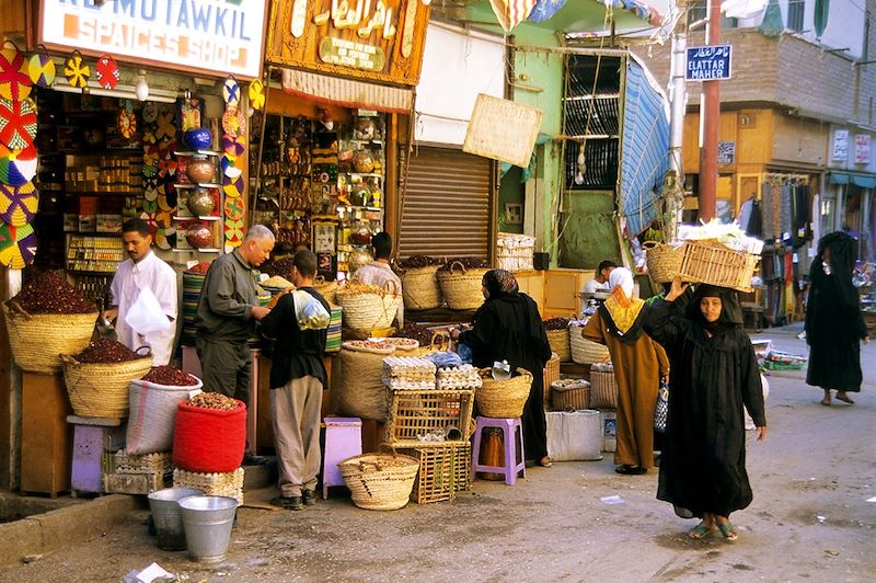 Souk dans les rues de Louxor - Égypte
