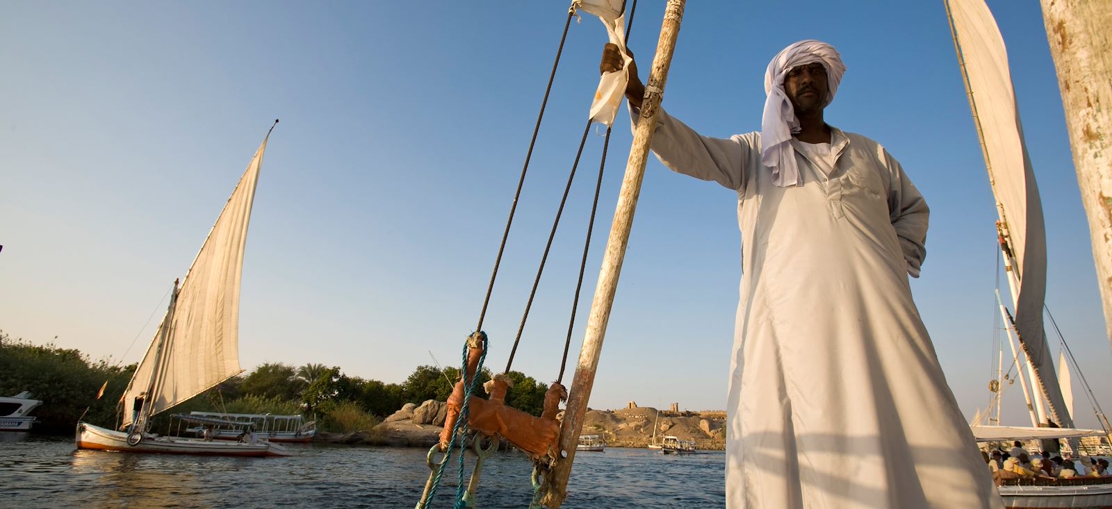Image Un sandal pour le Nil et pyramides de Gizeh