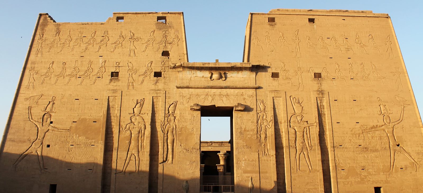 Image Un sandal pour le Nil et pyramides de Gizeh