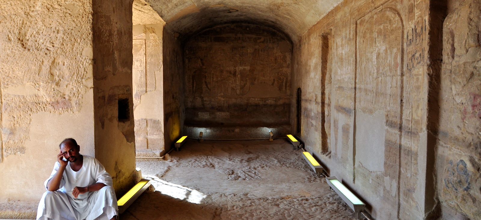 Image Un sandal pour le Nil et pyramides de Gizeh