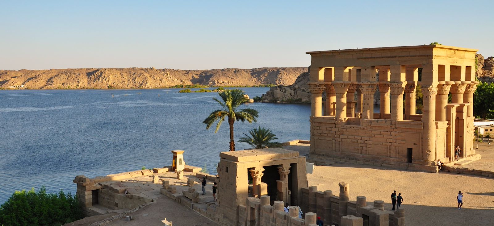 Image Un sandal pour le Nil et pyramides de Gizeh