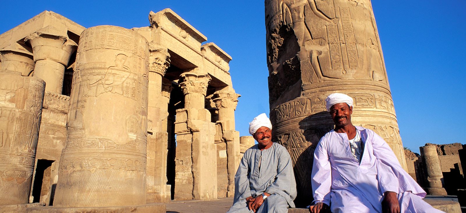 Image Un sandal pour le Nil et pyramides de Gizeh