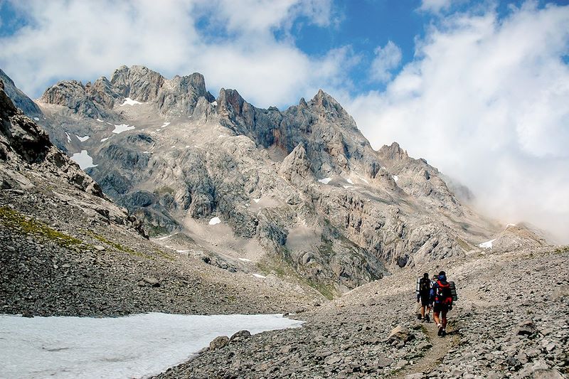 Randonneurs au pied des Pics d'Europe dans la principauté des Asturies - Espagne