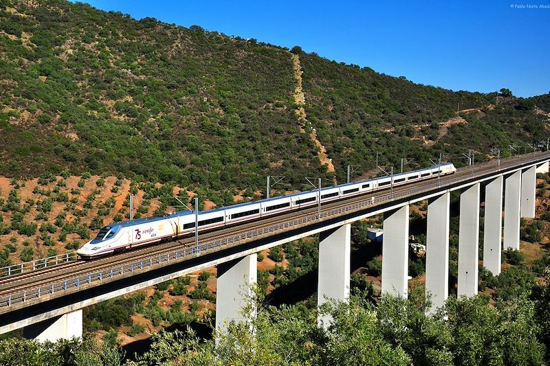 Voyage en Espagne en train de Bilbao à Malaga avec randonnées à pied, sans oublier quelques découvertes culturelles.