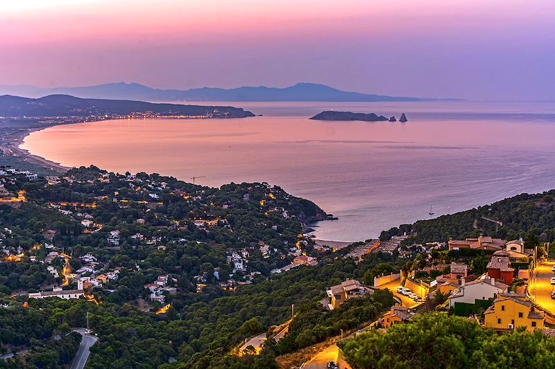 Circuit en étoile sur les sentiers catalans et réveillon au bord de la Méditerranée. 