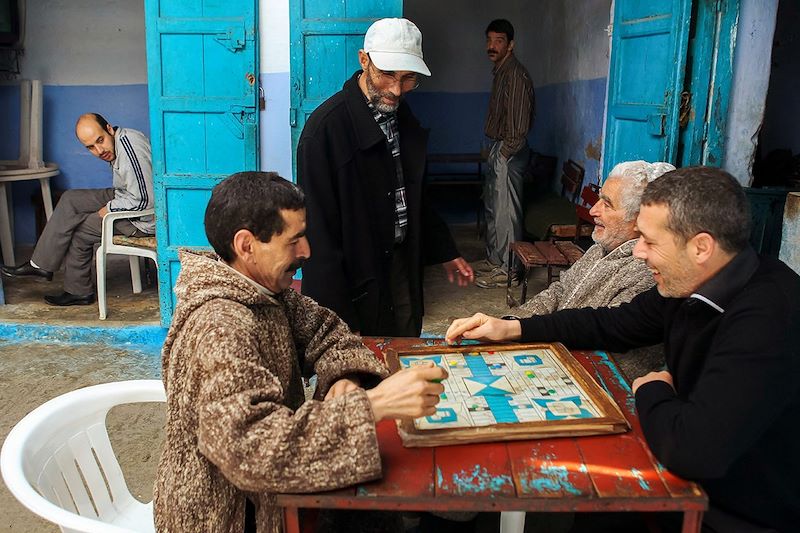 Partie de Parcheesi - Chefchaouen - Maroc