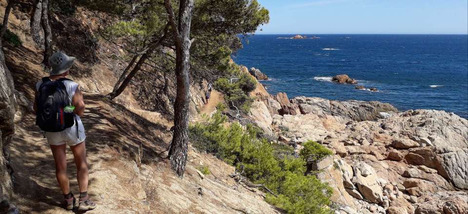 Randonnées tranquilles en étoile sur les plus beaux sentiers de la "côte sauvage" catalane, hôtel avec piscine !