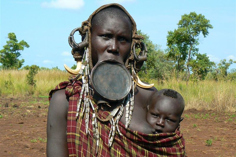 Femme à plateau Mursi et son bébé - Basse vallée de l'Omo - Éthiopie