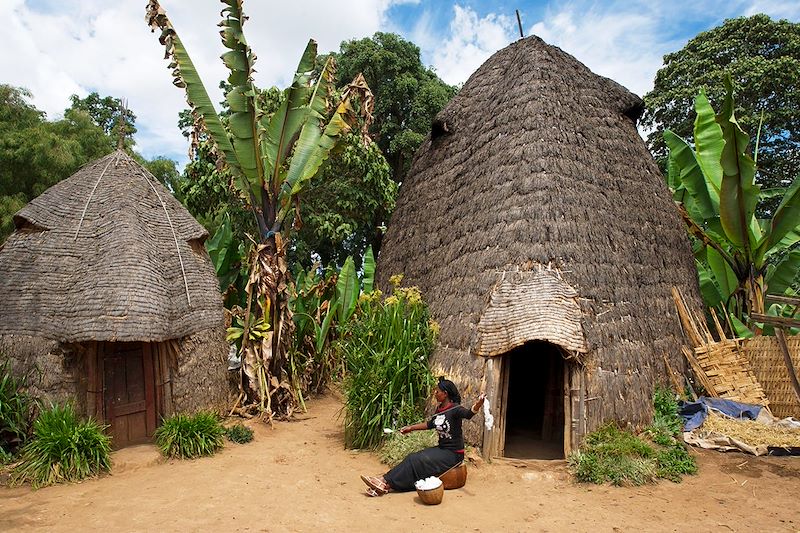 Femme dorzé filant le coton devant des maisons ruches - Arba Minch - Éthiopie