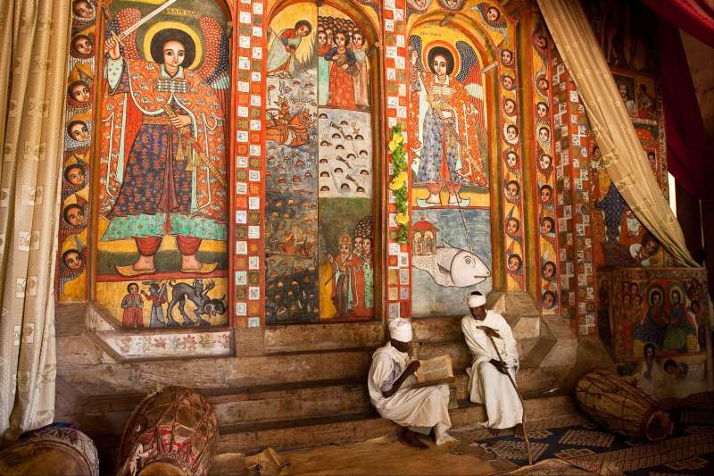 Religieux devant une fresque - Monastère Narga Selassié sur le lac Tana - Ethiopie