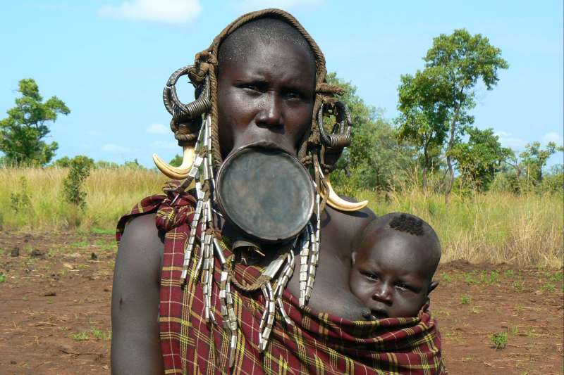 Femme à plateau Mursi et son bébé - Basse vallée de l'Omo - Éthiopie