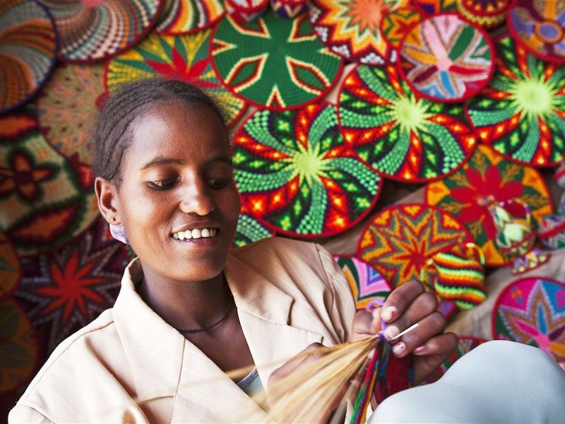 Artisane dans son atelier de vannerie à Axoum - Tigré - Éthiopie