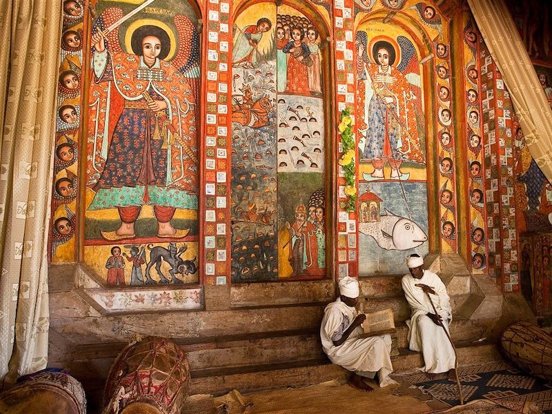 Religieux devant une fresque - Monastère Narga Selassié sur le lac Tana - Ethiopie