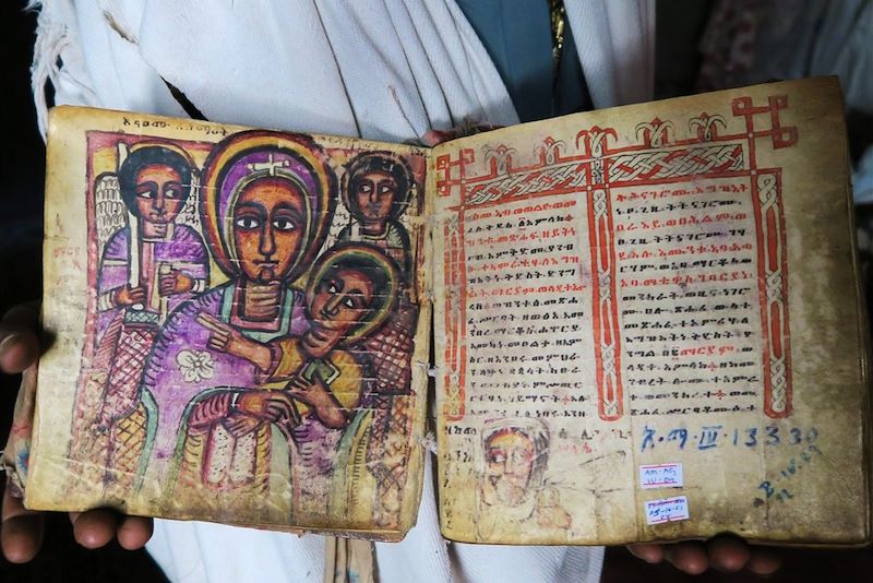 Prêtre montrant un manuscrit dans une église - Région de Lalibela - Éthiopie