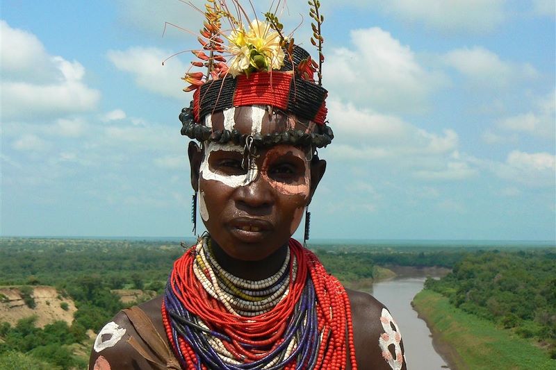 Femme Karo devant l'Omo - Basse vallée de l'Omo - Éthiopie