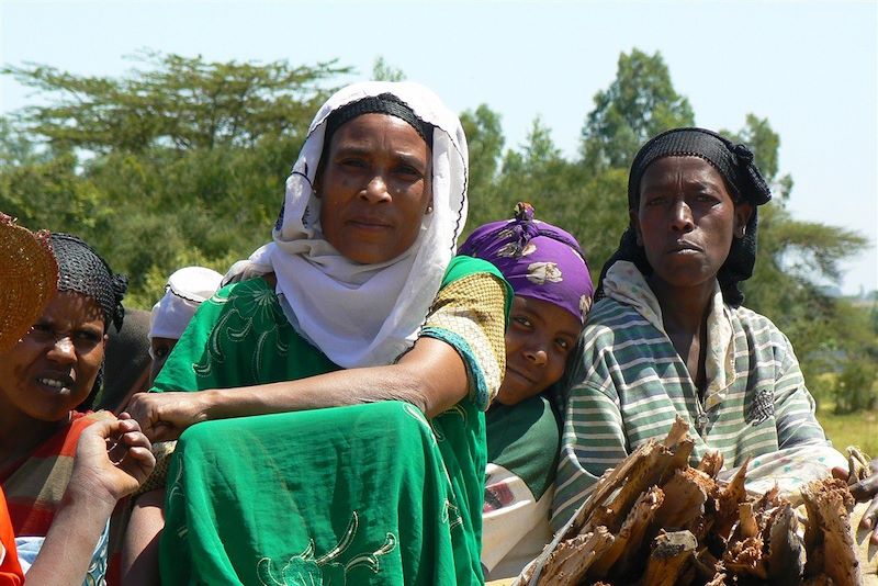 Femmes sur la route pour la région des lacs de la vallée du Rift - Éthiopie 
