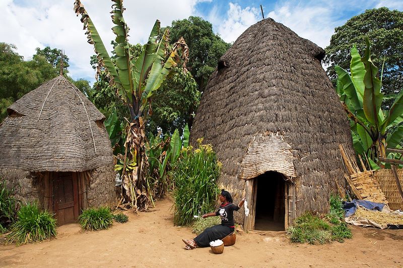 Femme dorzé filant le coton devant des maisons ruches - Arba Minch - Éthiopie