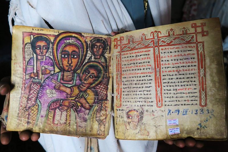 Prêtre montrant un manuscrit dans une église - Région de Lalibela - Éthiopie