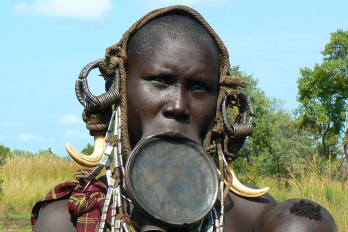 Femme à plateau Mursi et son bébé - Basse vallée de l'Omo - Éthiopie