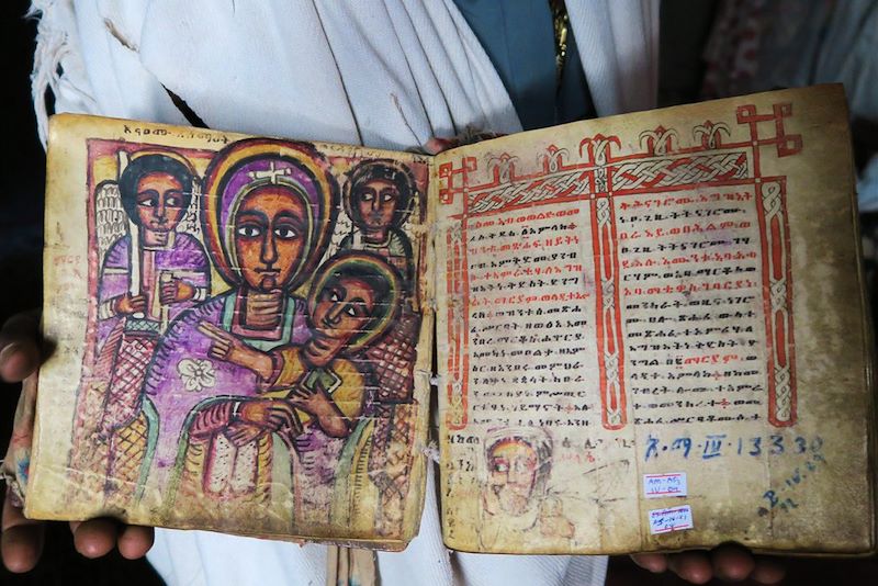 Prêtre montrant un manuscrit dans une église - Région de Lalibela - Éthiopie