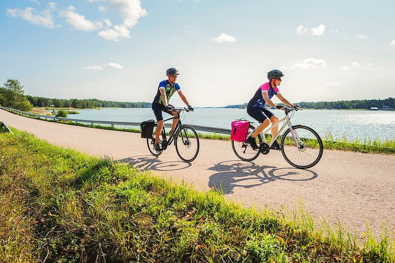Cyclistes sur l'archipel de Turku - Finlande