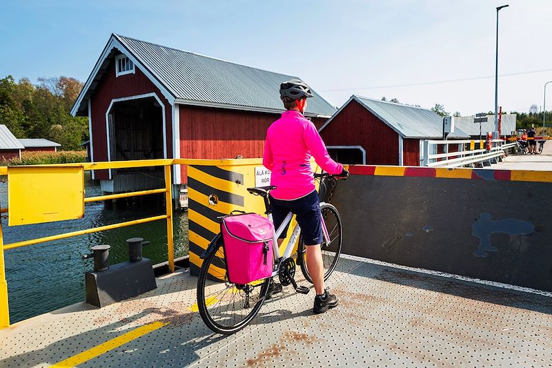 Cyclistes sur l'archipel de Turku - Finlande