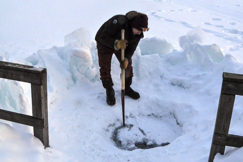 Pêche blanche dans les eaux gelées - Parc national de Hossa - Laponie - Finlande
