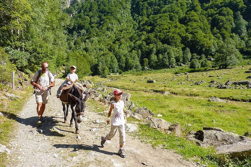 Cocktail multi-activités à partir de 7 ans dans les Pyrénées ariégeoises : balade en famille et activités amusantes ludiques !
