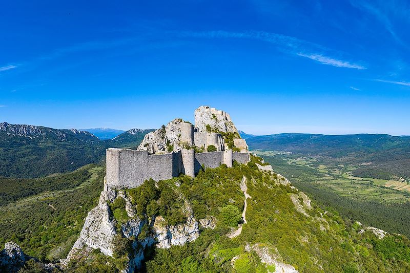 Randonnée en itinérance sur la route des châteaux du Pays cathare, mêlant histoire, patrimoine et nature.