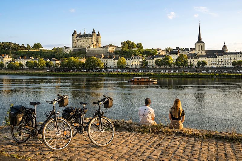 Château et église Saint-Pierre sur les bords de Loire - Saumur - France