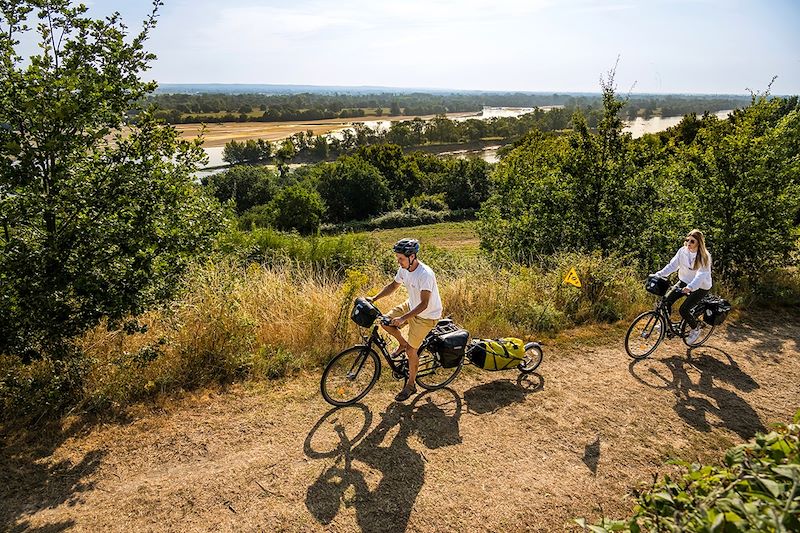 Cyclistes à Saumur vers Saint-Hilaire - France