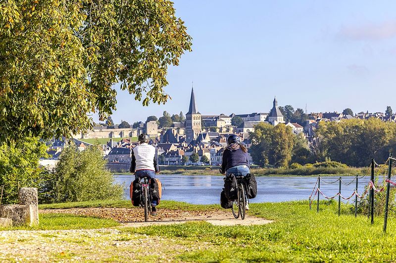 Vélo en face de La Charité-sur-Loire - France