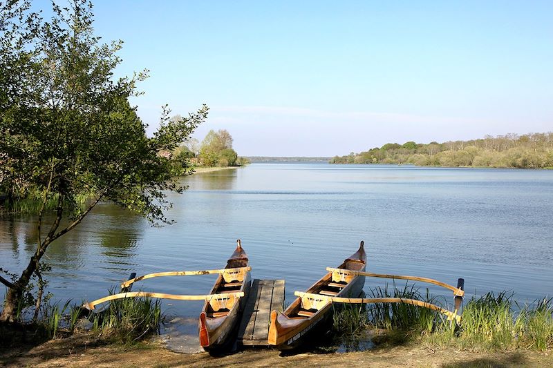 Pirogues sur le lac de Mimizan - France