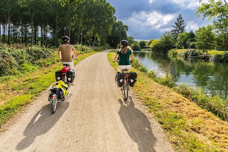 Cyclistes le long de la Sèvre Niortaise - Marais Poitevin - France