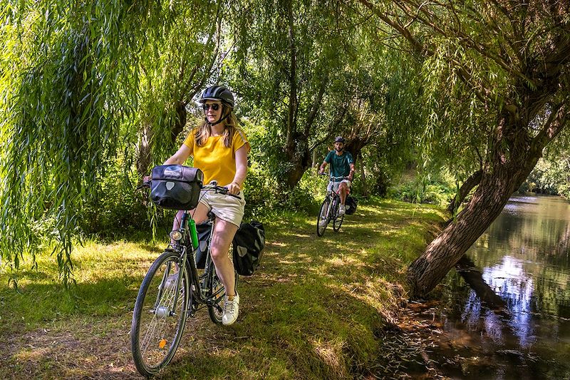 Cyclistes le long des canaux du Marais Poitevin - France