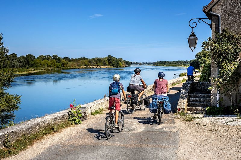 À vélo sur les bords de Loire à Saint-Dyé-sur-Loire - Centre-Val de Loire - France
