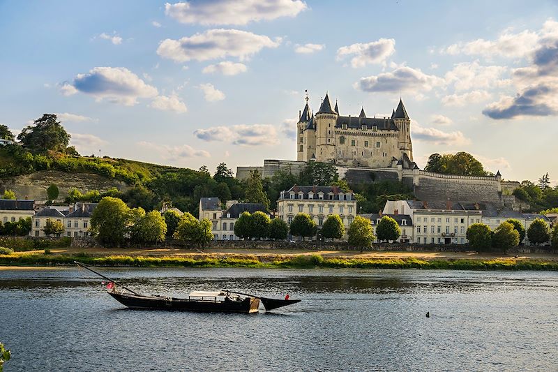 Château et église Saint-Pierre sur les bords de Loire - Saumur - France