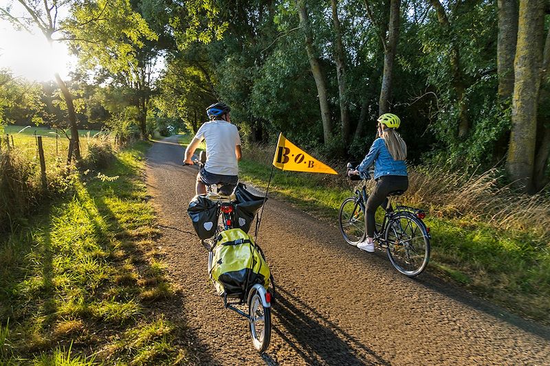 Cyclistes à Saumur vers Saint-Hilaire - Pays de la Loire - France