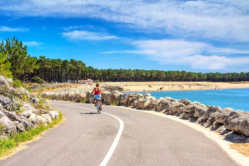 Cycliste près de La Palmyre - Charente-Maritime - France