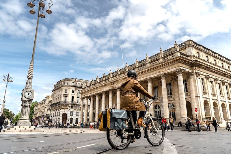 Cycliste devant le Grand Théâtre - Bordeaux - Nouvelle-Aquitaine - France