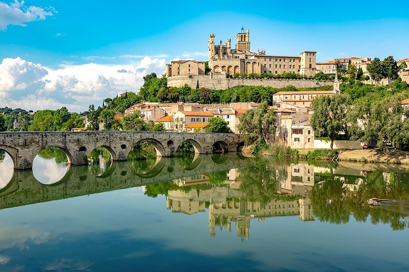 L'Orb, le Pont Vieux et la cathédrale Saint-Nazaire de Béziers - Occitanie - France