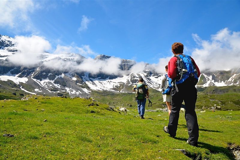 Randonneurs au cirque de Troumouse - Pyrénées - France