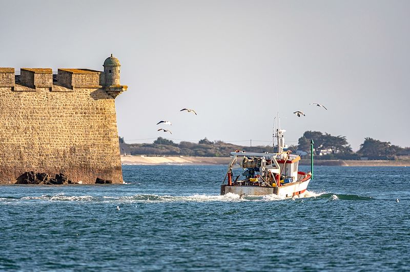 Bateau de pêche quittant Lorient - Bretagne - France