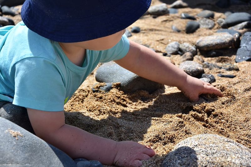 Enfant sur une plage de galet